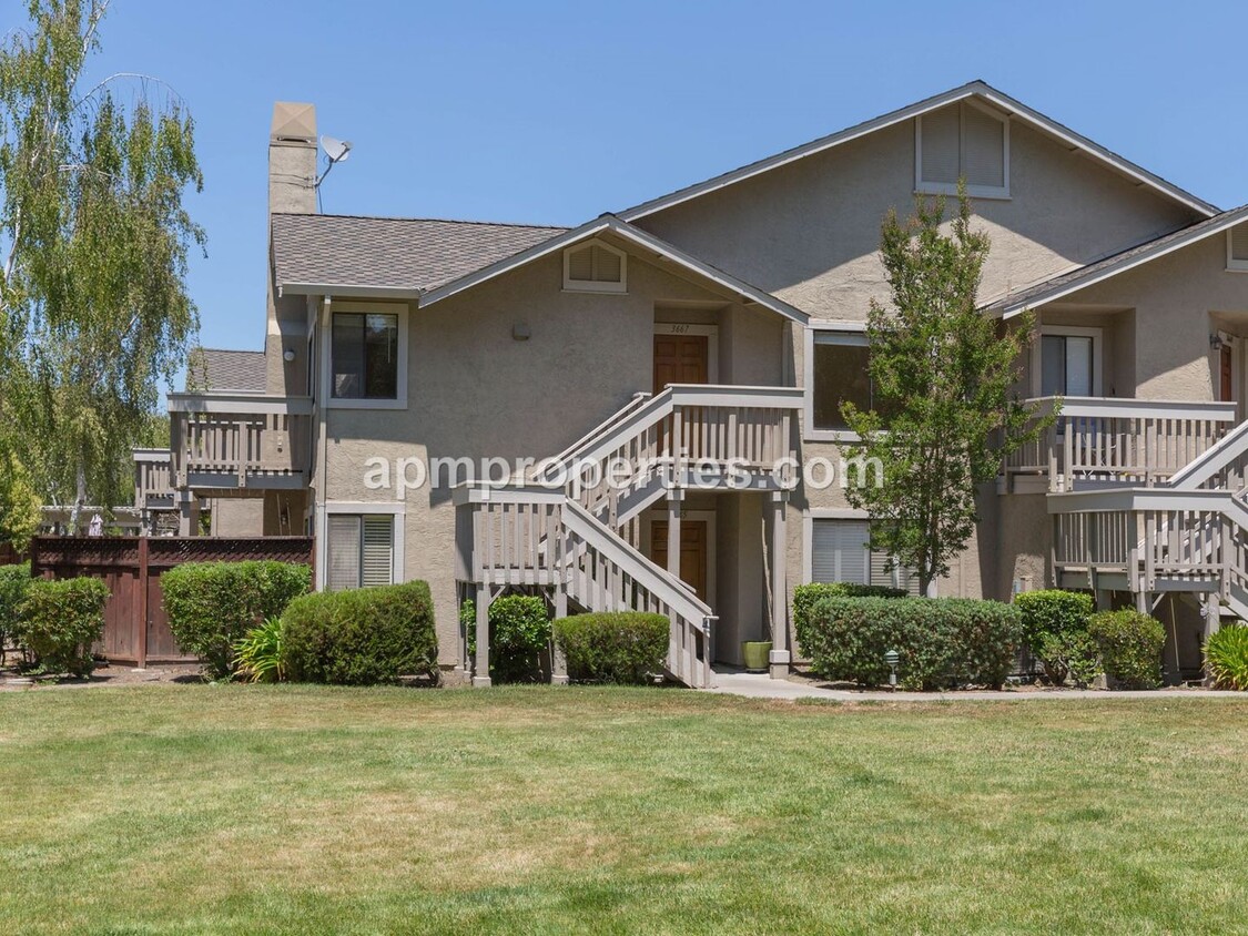Primary Photo - Fabulous 2 Bedroom, 2 bath in Gated Commun...