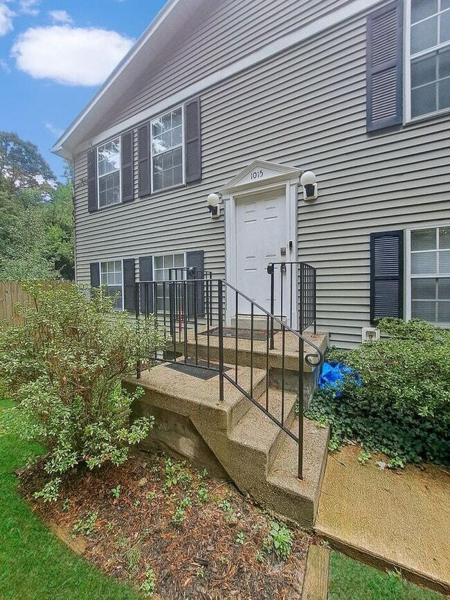 Foto del edificio - Gorgeous End Unit 2-Level Townhome in Wald...