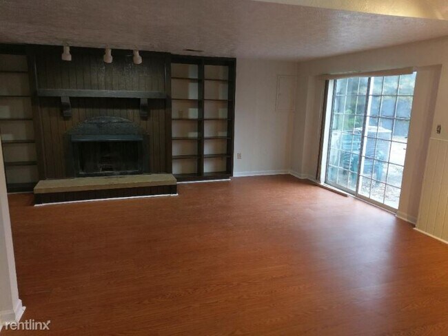 Building Photo - 431 Whispering Hills Dr