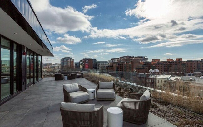Foto del edificio - Stunning 1 BR/1 BA Condo in Truxton Circle!