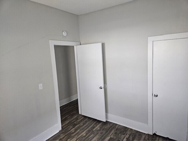 Building Photo - 3 BR 1 BA Single