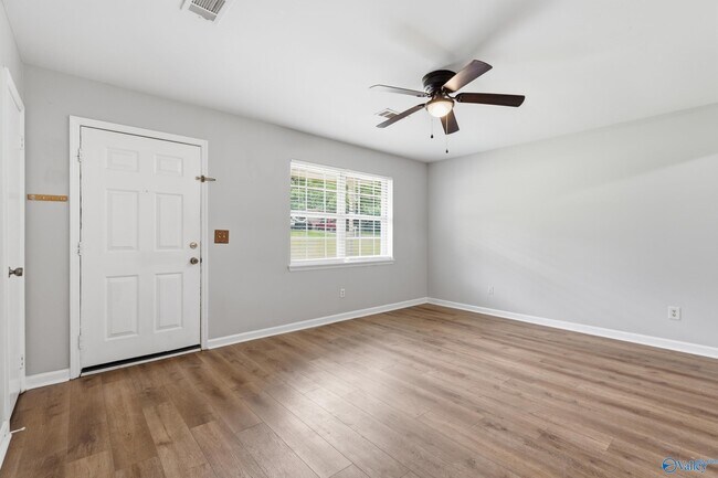 Building Photo - 102 Greenwood Cir