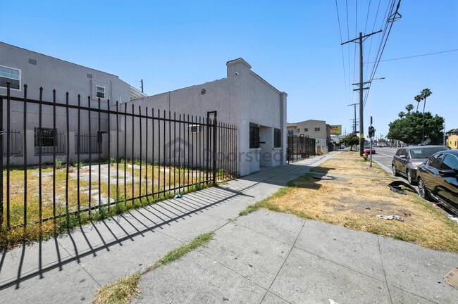 Building Photo - 5874 S Figueroa St
