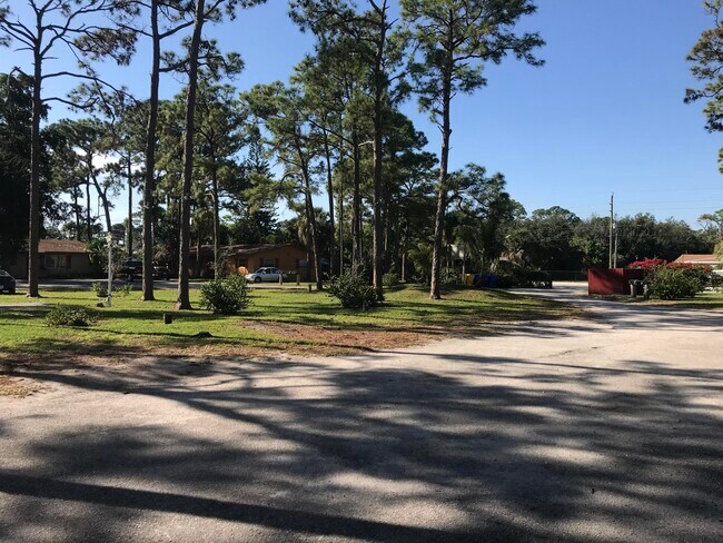 Foto del edificio - 4566 Haverhill Rd