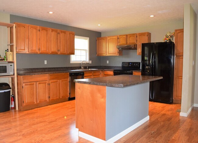 Foto del edificio - Beautiful 3 Bedroom, 2 Bathroom Home On Mi...