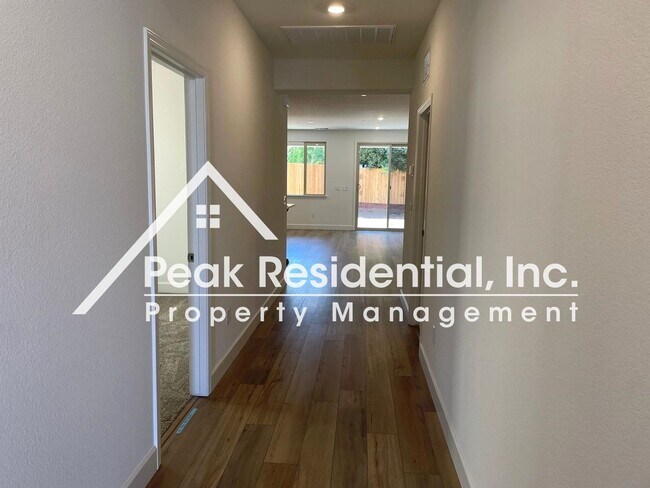 Building Photo - Newer 3bd/2ba Antelope Home with 2 Car Garage