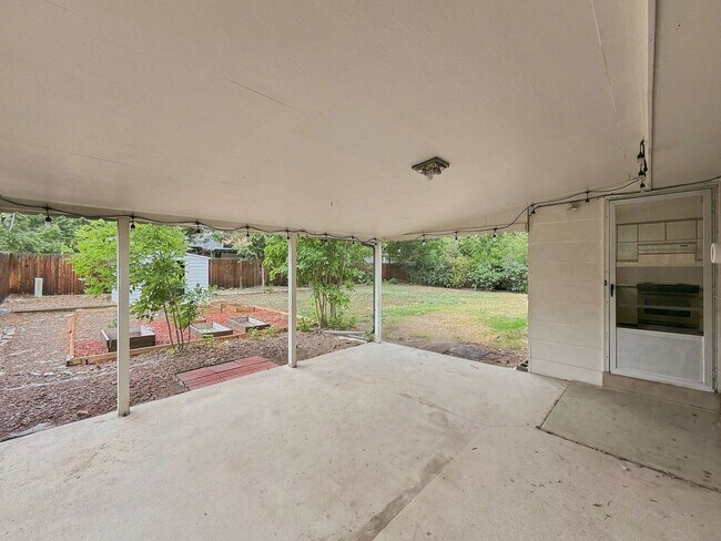 Building Photo - Large Arvada house with yard