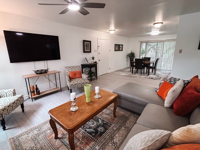 Foto del edificio - 8702 Village Dr