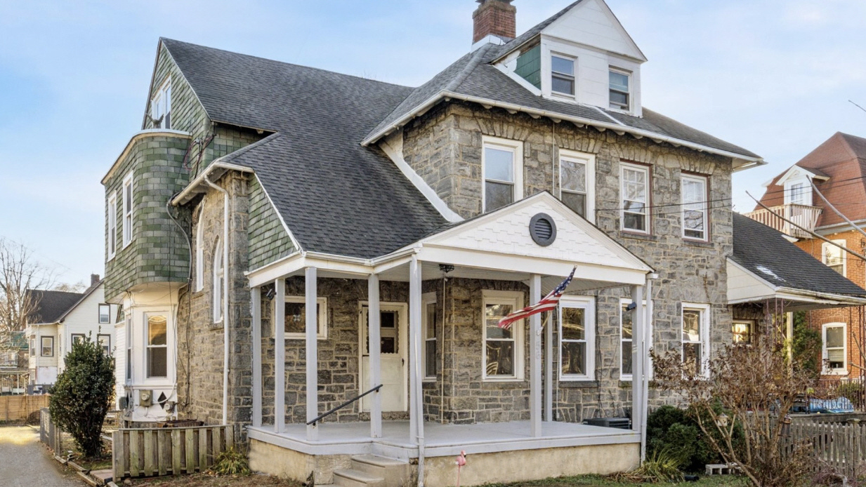 Front Porch - 56 E Stewart Ave