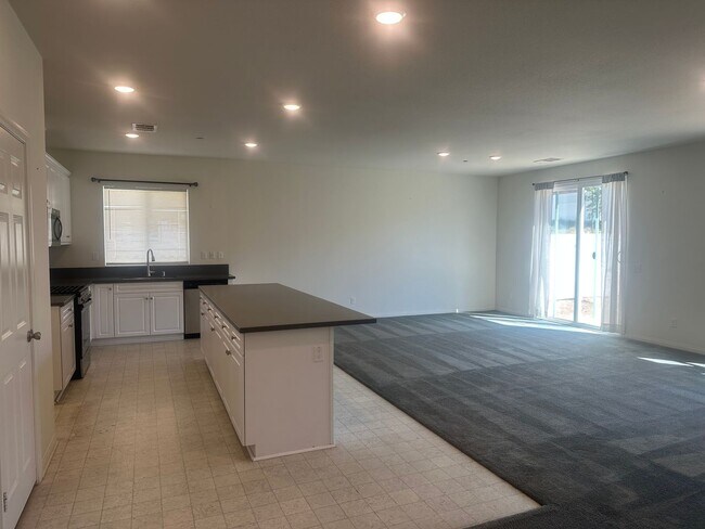 Foto del edificio - 4 Bed/2Bath, Solar Single-Story Home in Hi...