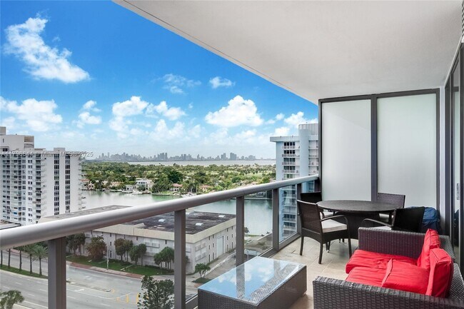Foto del edificio - 5875 Collins Ave