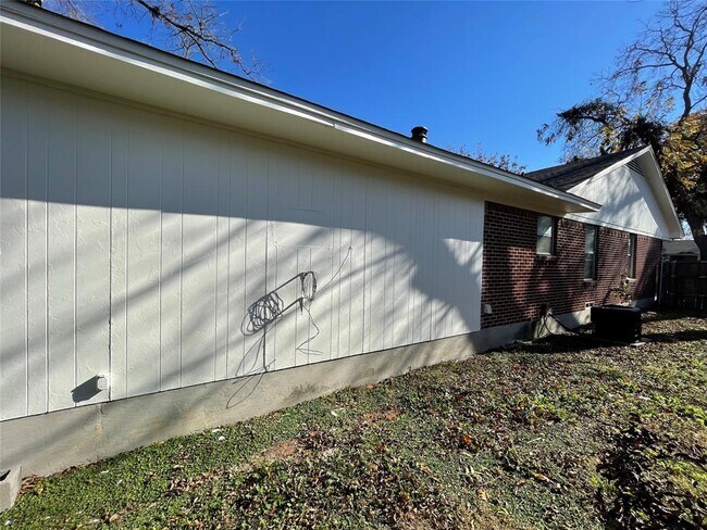 Building Photo - 1237 Bardfield Ave