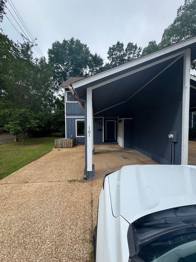 Building Photo - 101 Golf Ct