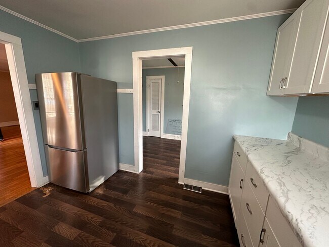 Building Photo - Lots of Charm And Unique Features