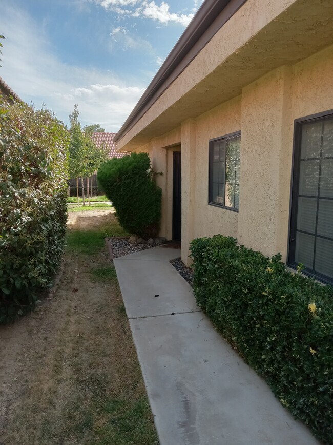 Walkway - 19135 Elm Dr
