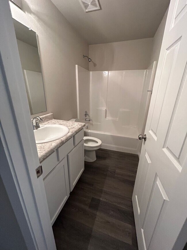 Foto del edificio - 3 bedroom 2 1/2 bath house with 2 car garage.