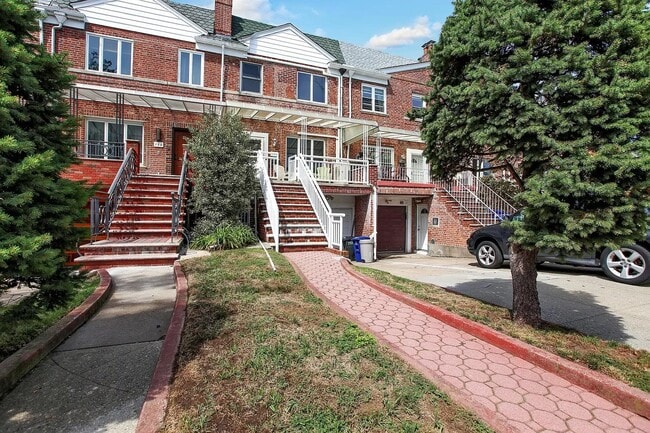 Building Photo - 148 Pembroke St