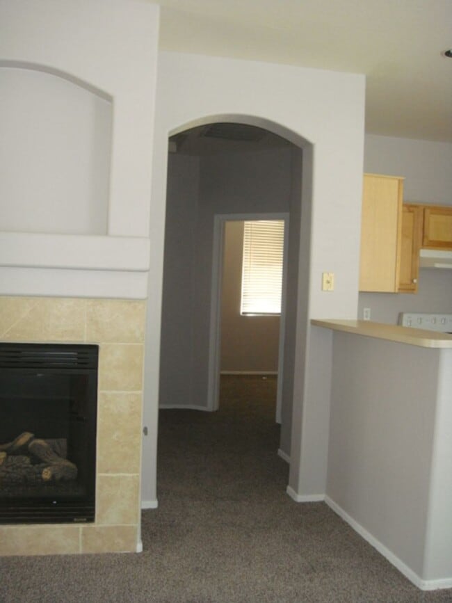 Building Photo - 2 BEDRROM 2 BATH SINGLE LEVEL HOME WITH BA...
