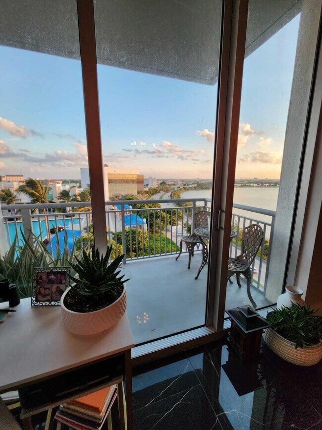 Foto del edificio - 300 S Australian Ave