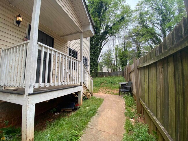 Building Photo - 2005 Lois Pl NW