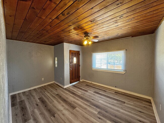Foto del edificio - 426 Headingly Ave NW