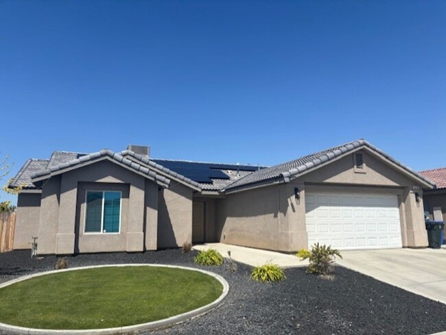 Building Photo - Clean 3 Bedroom / 2 Bathroom Home Availabl...