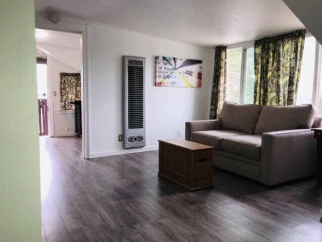 Foto del edificio - 3236 Milton St