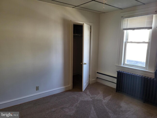 Building Photo - 206 W 28th St