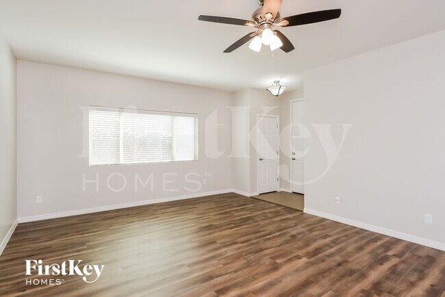 Building Photo - 1408 W Nectarine Ave