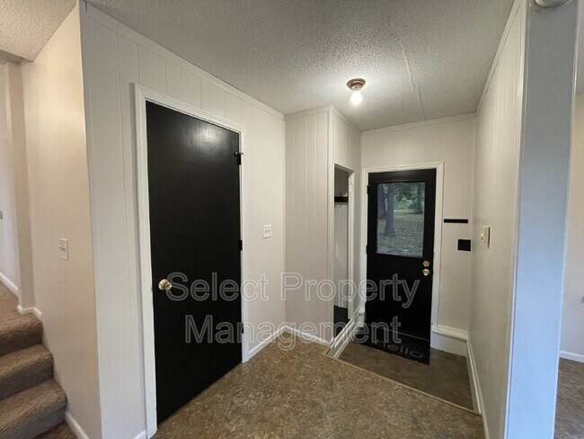 Building Photo - 7506 W Jefferson Blvd