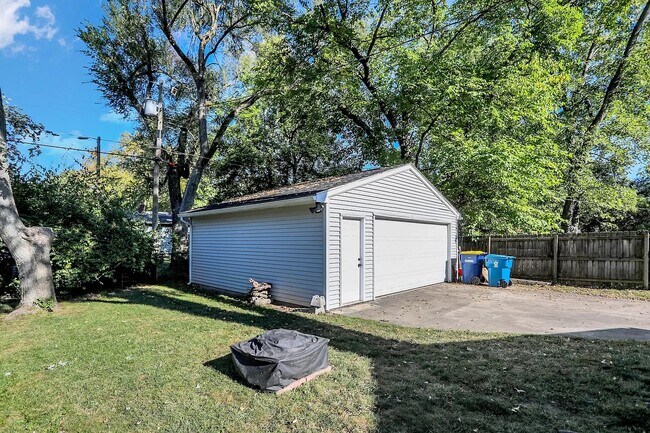 Foto del edificio - 5311 Crittenden Ave