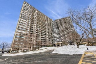 Building Photo - 2 Bay Club Dr