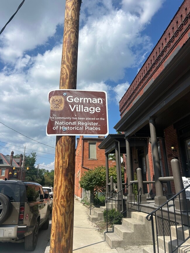 Steps from major restaurants and Schiller Park. - 1152 Jaeger St