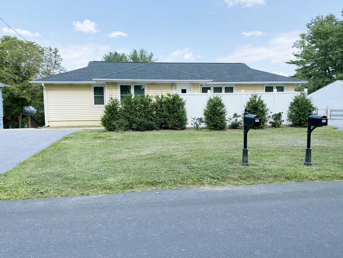 Primary Photo - 107 E Aaron Dr