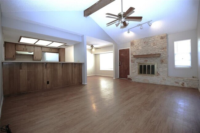Building Photo - 1902 Garden Villa Dr
