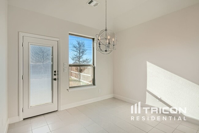 Building Photo - 334 S Hill Dr