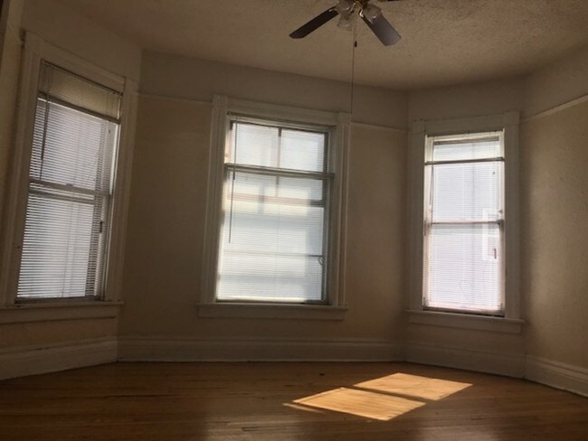 Foto del edificio - 2527 N Murray Ave