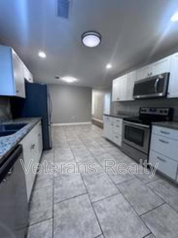 Building Photo - 113 Alverado Dr