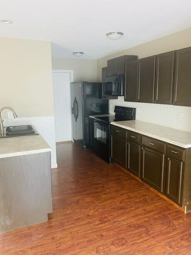 Foto del edificio - Close to Fort Riley, 3 Bedroom Home