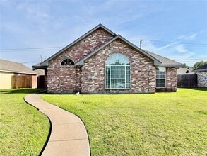 Building Photo - 1302 E Old Knoll Dr
