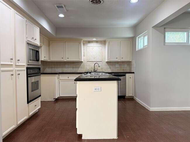 Foto del edificio - 11318 Briar Forest Dr