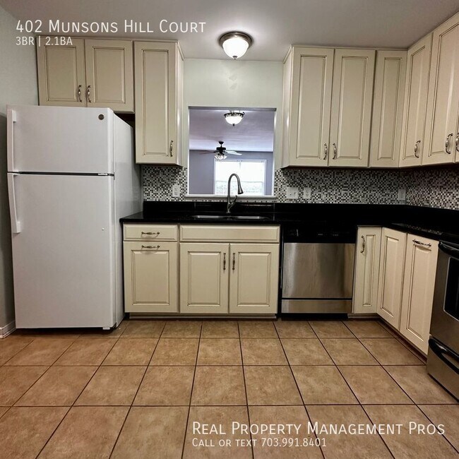 Building Photo - 3 Bed Townhome w/ Fenced backyard near I-95!