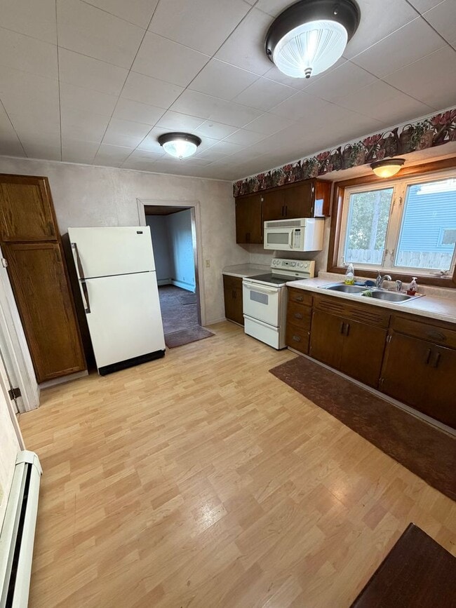 Building Photo - Available Now 3 Bedroom 1 Bath Home on Park Point