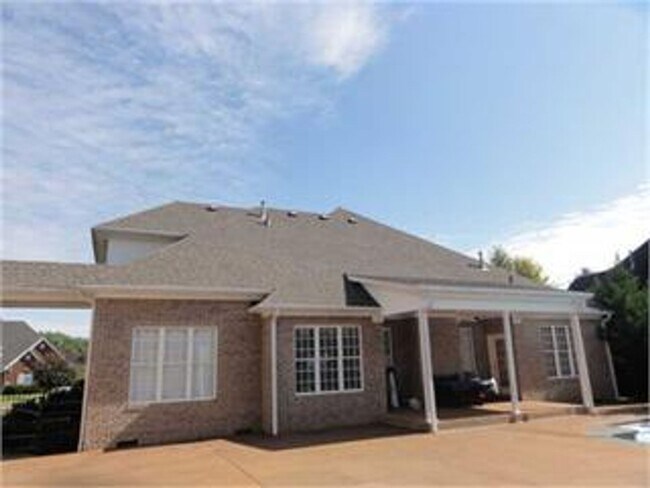 Building Photo - 4 Bedroom, 3 Bath House *Inground Pool*