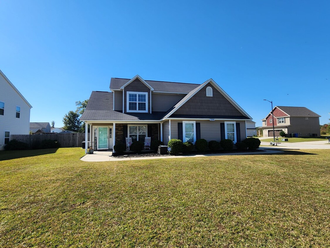 Foto principal - Fabulous 3 bed 2.5 bath home In Cape Fear ...