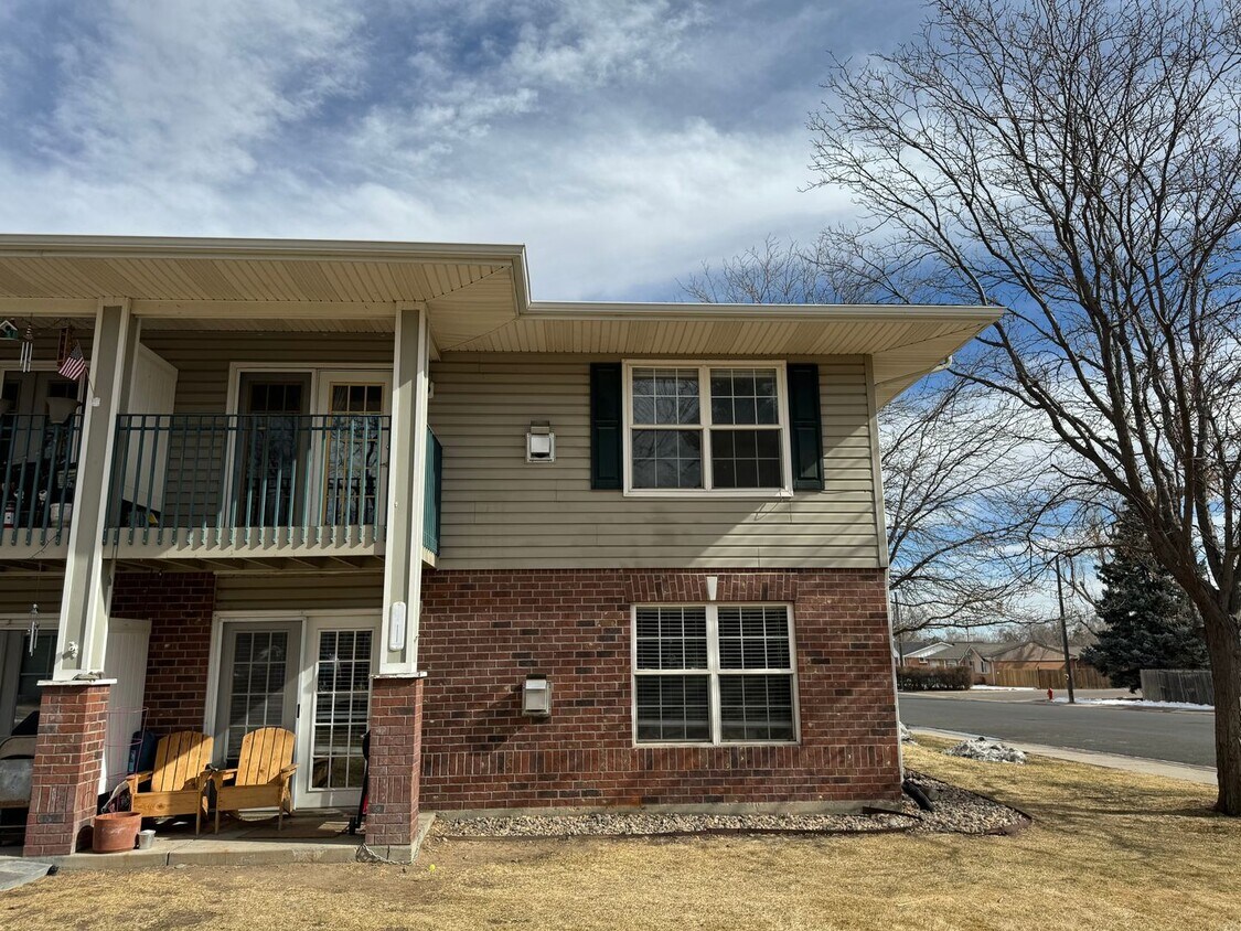 Primary Photo - Bright, open, 2nd story condo - perfect fo...