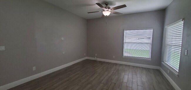 Building Photo - Gorgeous 4-Bedroom, 2-Bathroom Home in Orl...