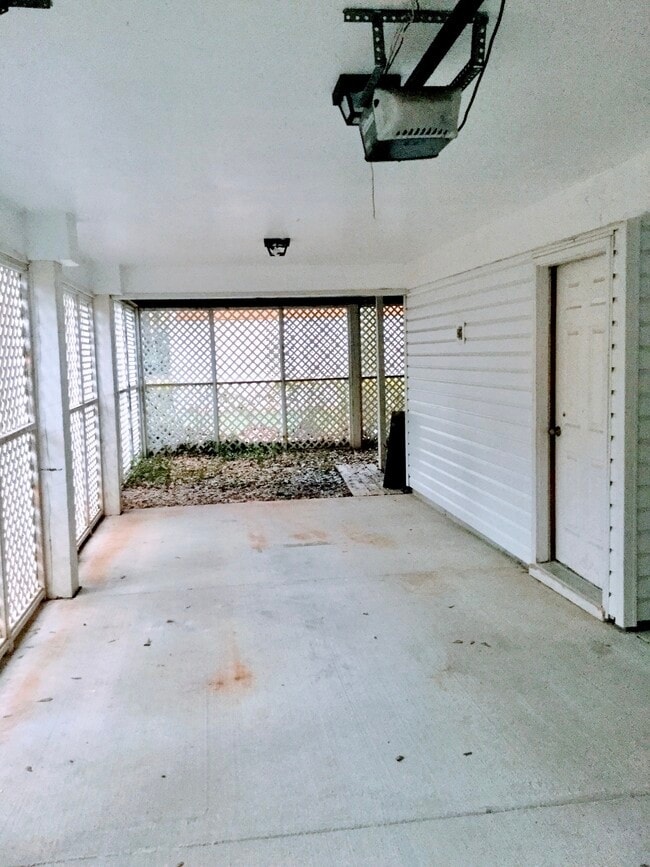Garage - 270 Hillcrest Rd