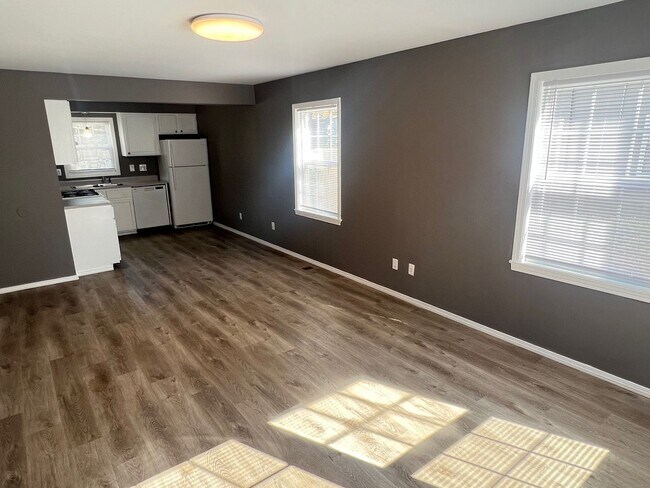 Foto del edificio - 3 Bedroom home with Fenced Yard - Availabl...