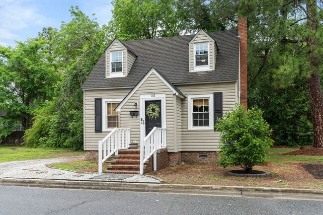 Building Photo - Updated Bungalow Close to Downtown